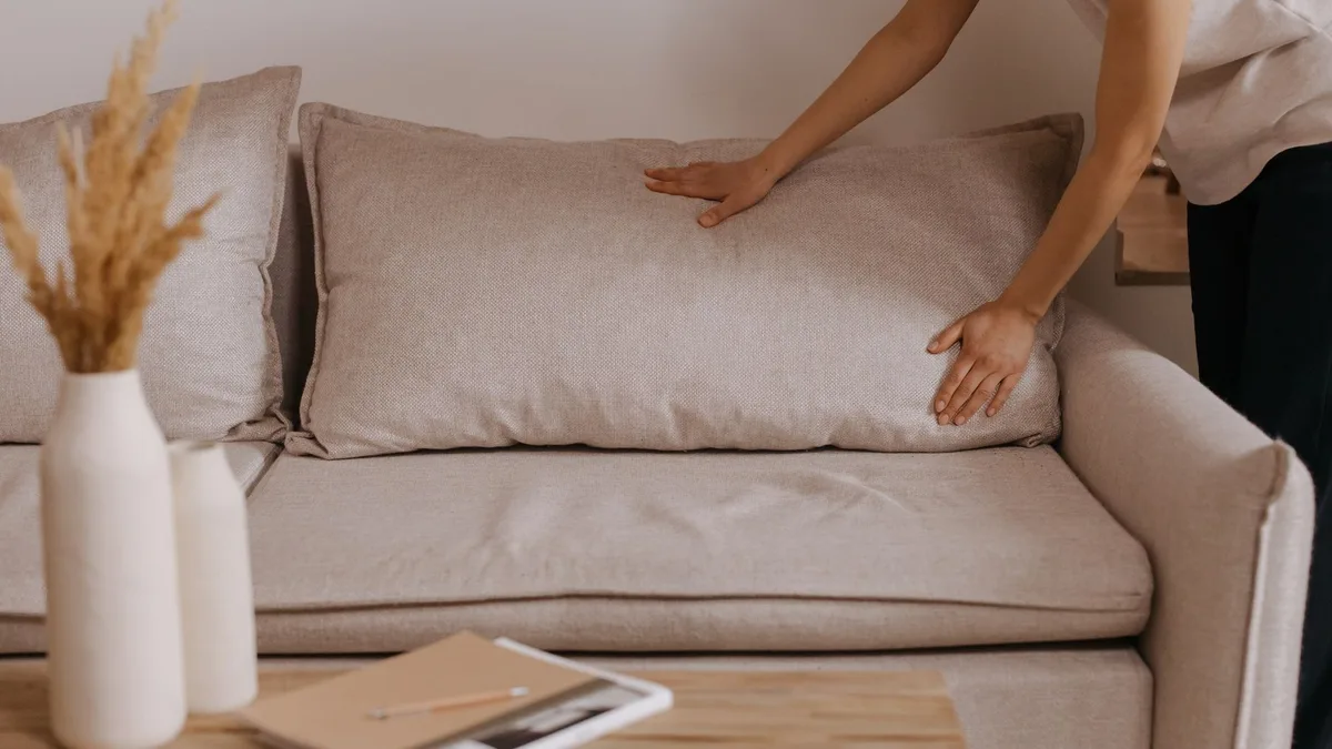 Nettoyer canapé tissus : gestes simples, matériel et coût